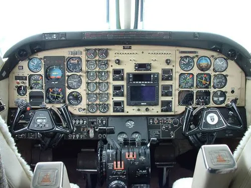 Beechcraft King Air B90 en pista, flota Aeroenlaces
