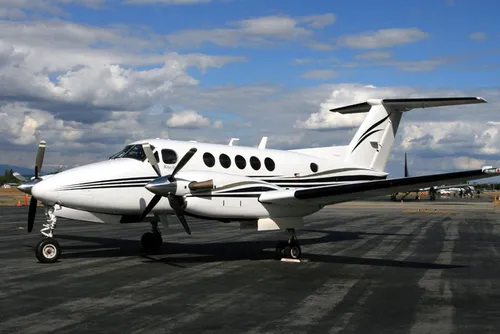 Beechcraft King Air B200 en pista, flota Aeroenlaces