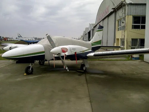 Piper PA-34 Seneca en pista, flota Aeroenlaces