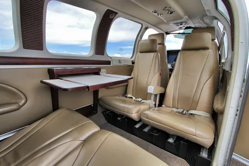 Interior del Beechcraft Baron B58 de Aeroenlaces