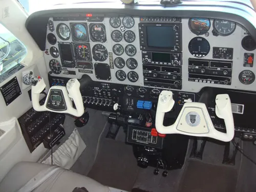 Cabina del Beechcraft Baron B58 de Aeroenlaces