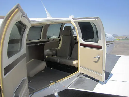 Beechcraft Baron B58 en pista, flota Aeroenlaces